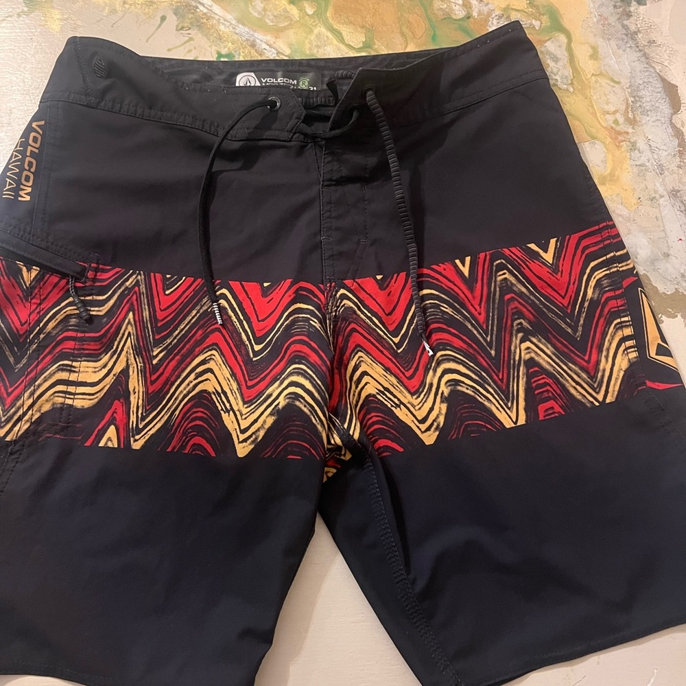 Volcom Hawaii Mod-Tech Men's Black and Multicolor Wave Pattern Board Shorts 31W